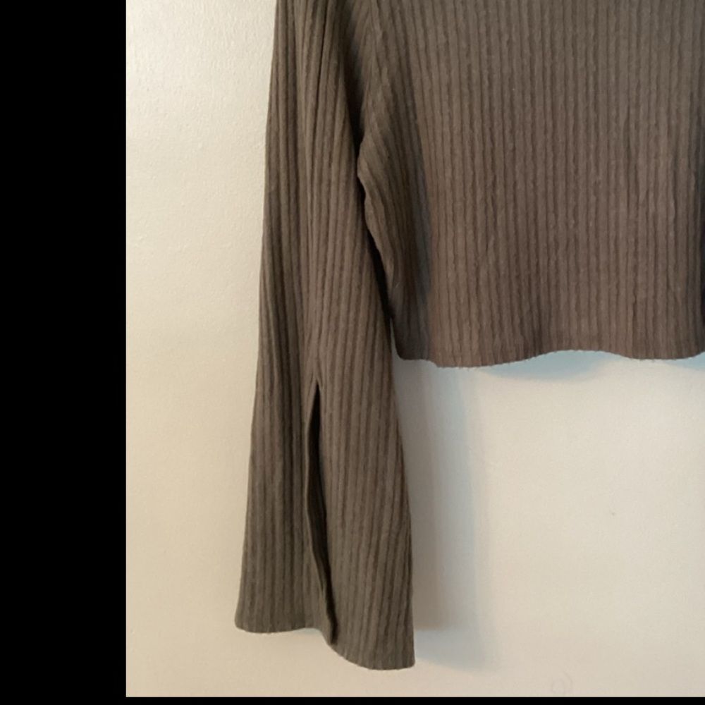 LE LIS SIZE LARGE LONG SLEEVE MOCK NECK PULLOVER CROPPED TOP - Picture 6 of 6